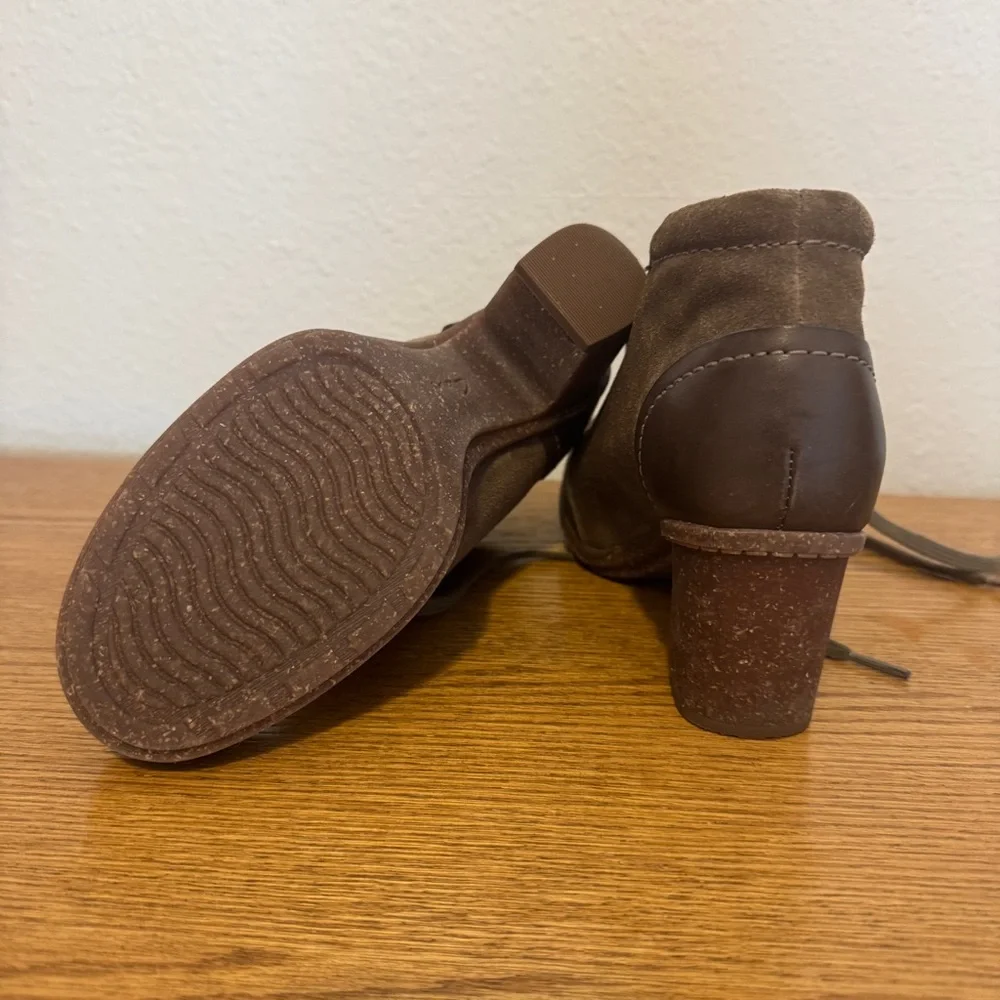 6.5 Brown Suede Clarks Ankle Boots - Picture 3 of 4